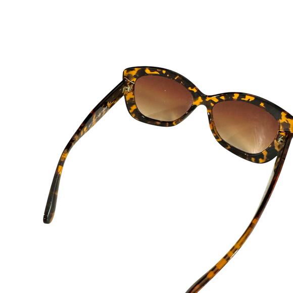 Tahari Women’s Tortoiseshell Cat Eye Sunglasses Excellent Condition - Picture 3 of 5